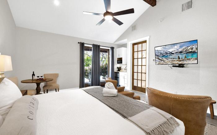 Schubert Inn Suite-B with Pool & Grill - Walk to Main