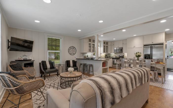 Clover Haus 2 Blks to Main St with Pool and Spa!