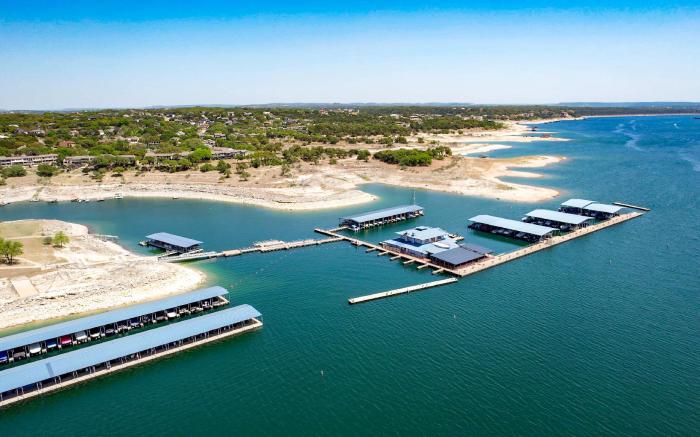 Upscale 5BR Home on Lake Travis with HotTub & Lake Views