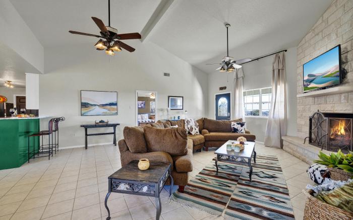 Casa Blanca: Hot-tub, Fire Pit, Hill Country Views