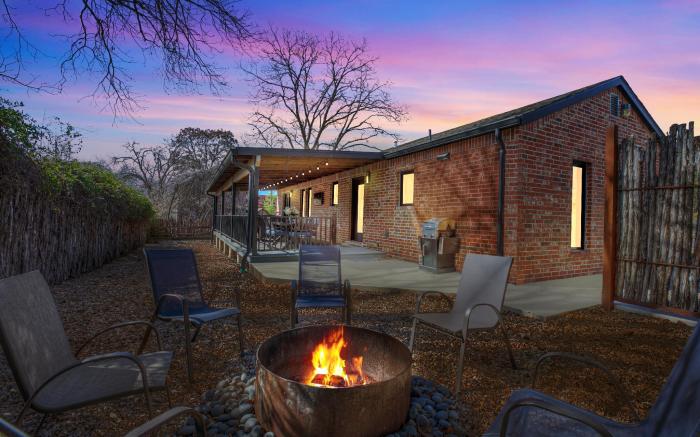 Alcove: Steps to Main St.-High End Home w/Hot-tub!