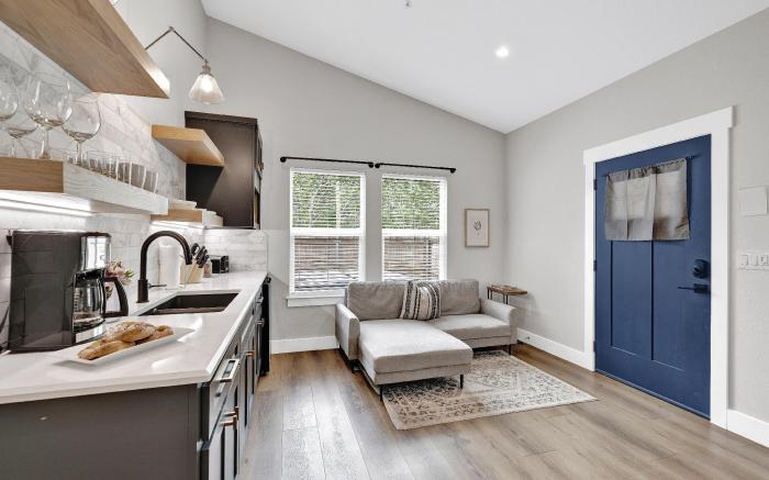 The Grove E with Hot Tub & King Bed - 2 blks to Main