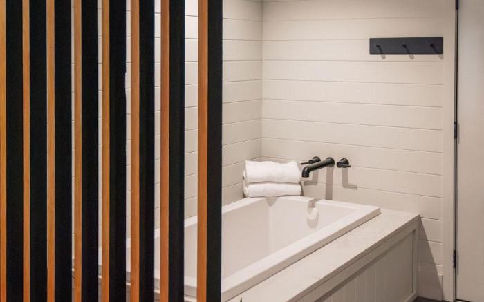 Historic Rocky Waters Inn, A Small Luxury Hotel