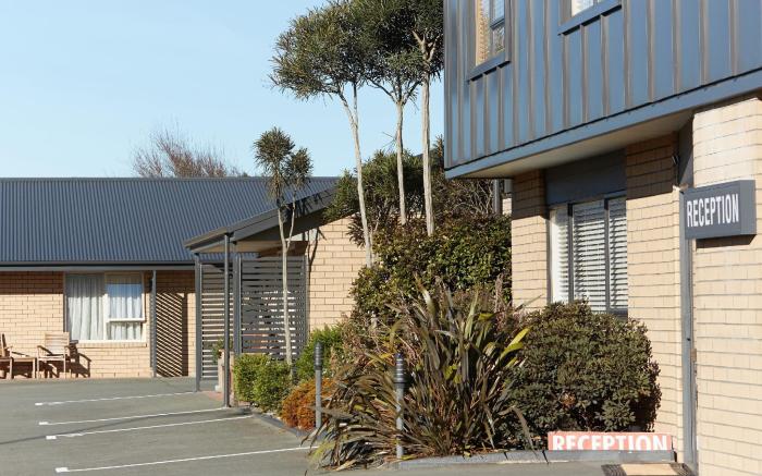 Admiral Court Motel and Apartments