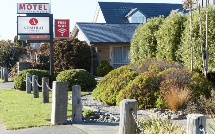 Admiral Court Motel and Apartments