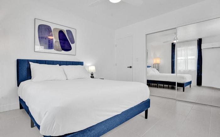 Modern Hallandale Apt w/ Backyard Near Beach