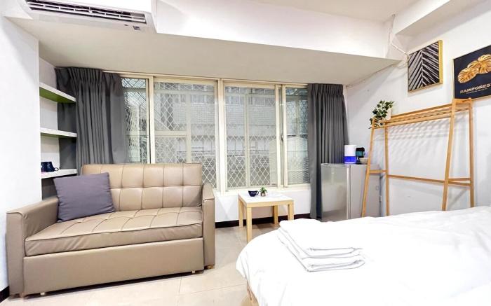 A6 Metro Bliss: Modern Apartment 1 Min from MRT