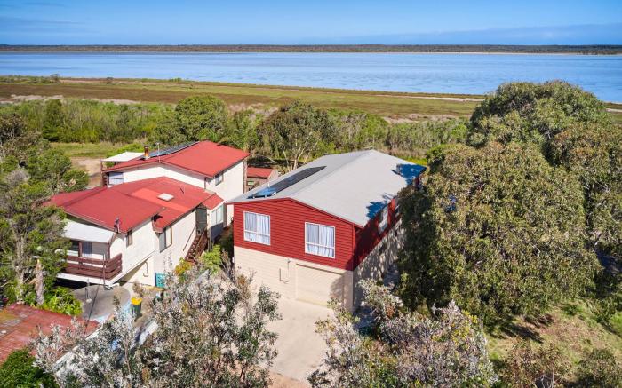 Picturesque Lakeside Getaway: Views, Beach, Park