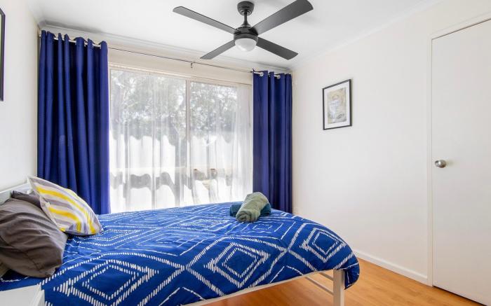 Picturesque Lakeside Getaway: Views, Beach, Park