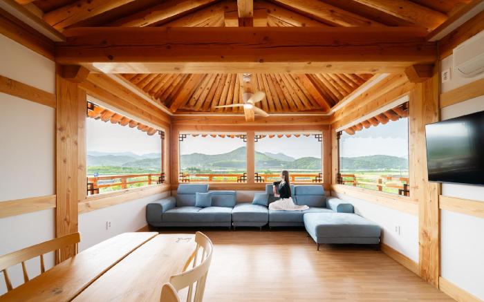 Gyeongju Jiseom Hanok Pool Villa Pension