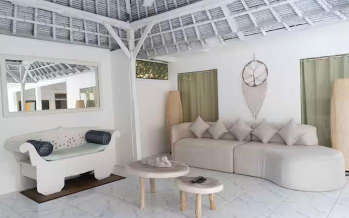 Modern 3BR Villa, 4min to Double Six Beach + Pool