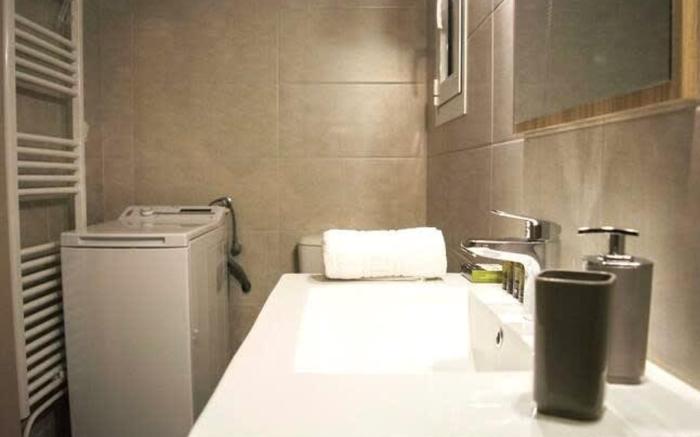 Chic and Minimal apartment close to Thissio Metro