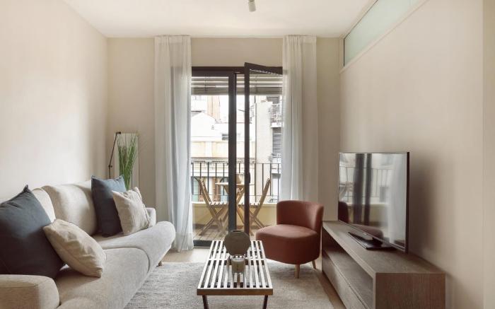 Long Stay  Two Bedroom Apartment with Balcony