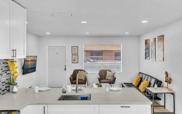 NEW Stylish 2 Bdrm Mins to Beach & Aventura Mall