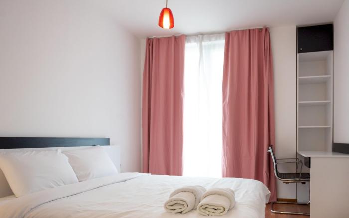 Sunny 1BDR Apartment near Center