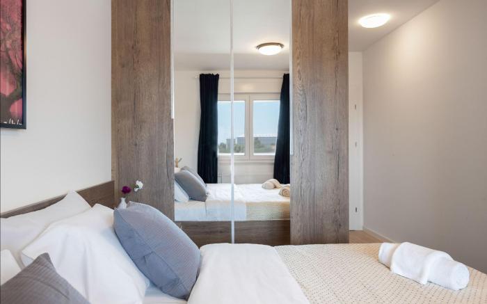 Stylish 2BDR Apartment- FREE GARAGE