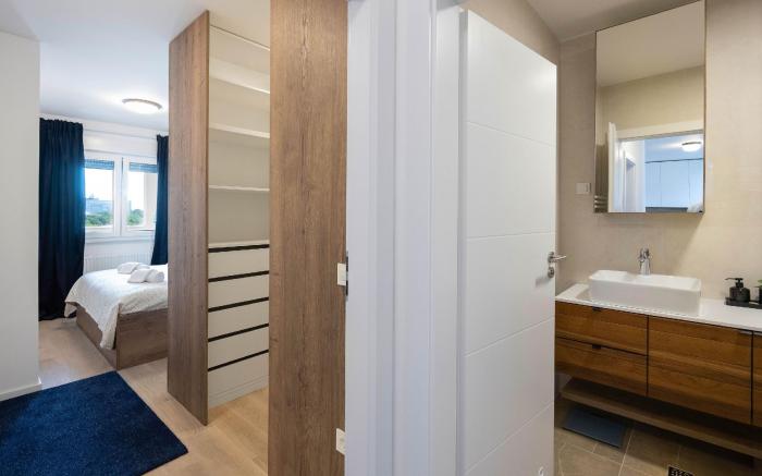 Stylish 2BDR Apartment- FREE GARAGE