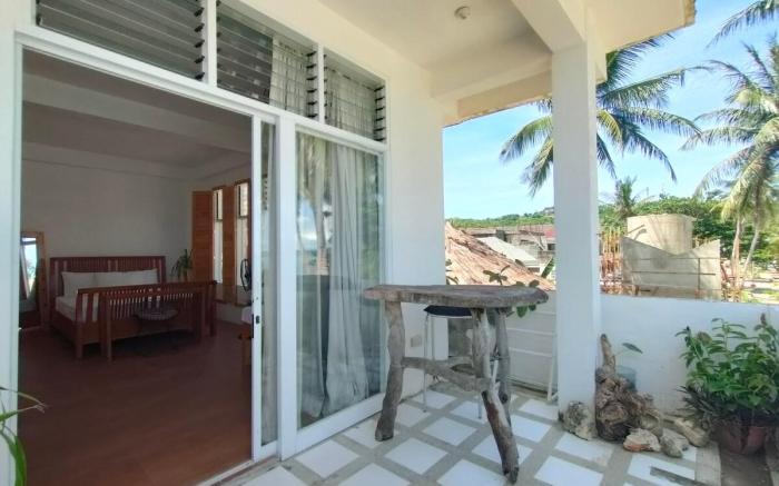 Absolute Beachfront Studio with Kitchen & Balcony