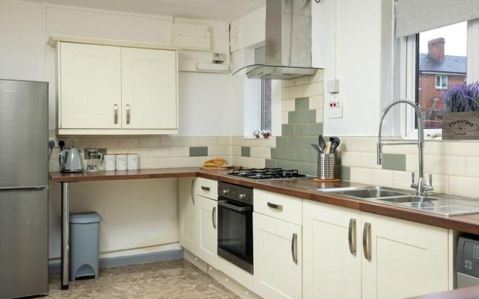Leeds 3 Bedroom , Sleeps 6 with Garden & Parking