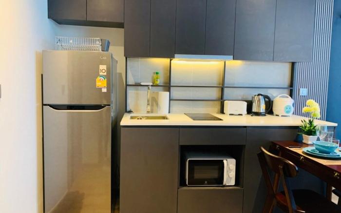 Posh Couple's Seaview 1-BR Condo