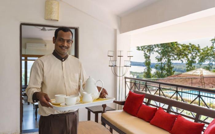 Five Tropical Woods  4 BR Villa/Goa Pool Cook