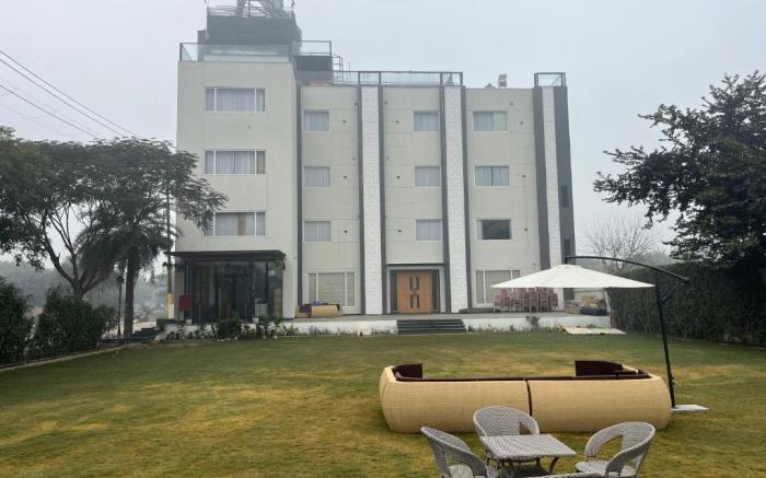 Hotel Three Seasons