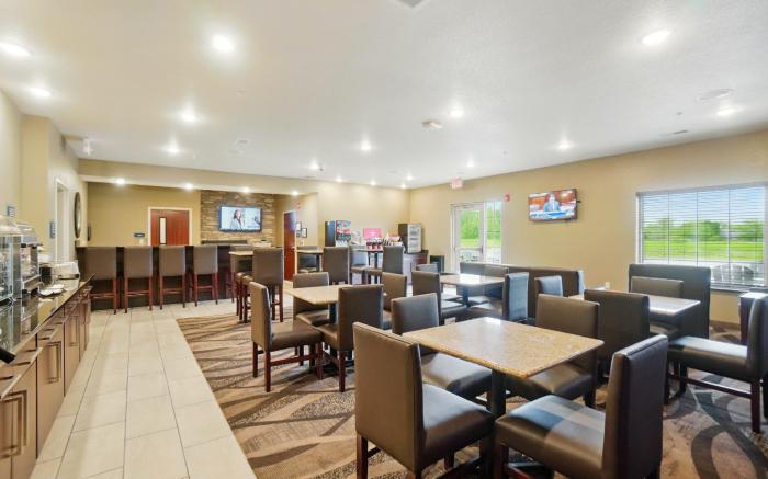 Cobblestone Hotel & Suites - Russells Point at Indian Lake