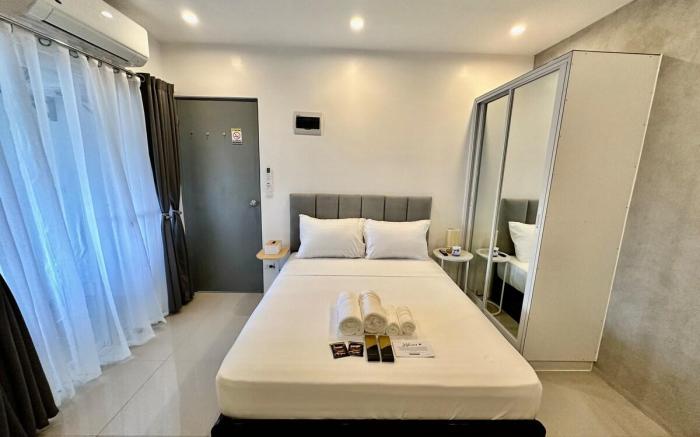 (2) Modern studio near SM Lipa /Queen bed