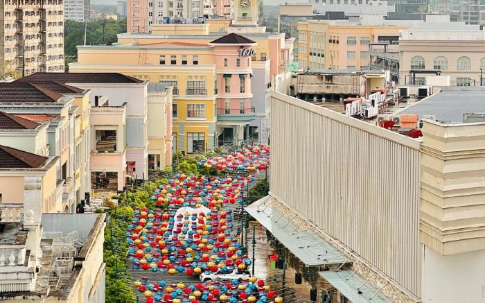 * *2 Contemporary Comfort