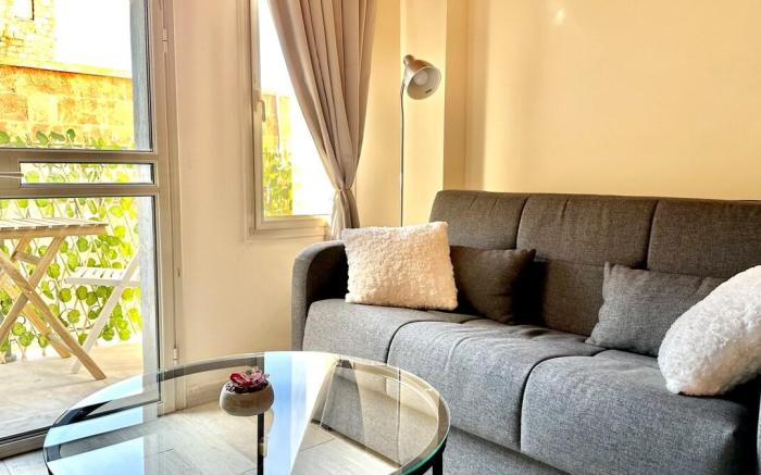 Beautiful apartment with a balcony in the downtown