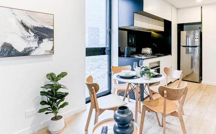 Elegant 2BR Skyline Apt Free Parking