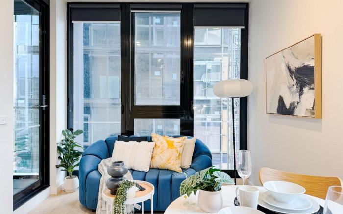 Elegant 2BR Skyline Apt Free Parking