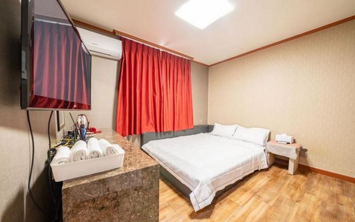 Nonsan Hwangje Motel