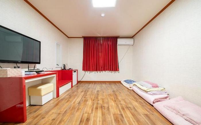 Nonsan Hwangje Motel