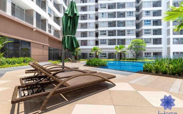 Luxury apartment with pool view