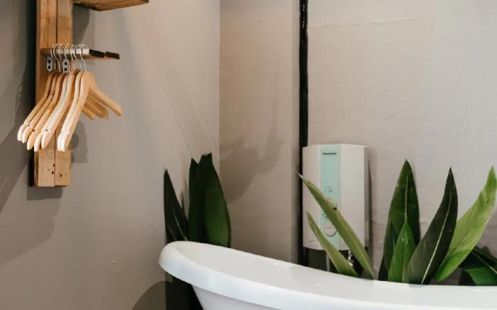Saigon Hideout Quan 3 - Bathtub Netflix and Chill 