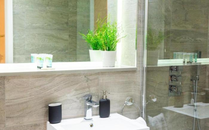 The Ridgmont-St Albans-High Street- Near Luton Airport -Train Station-Balcony