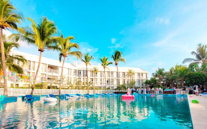 Hotel Blue Cove On Vacation 