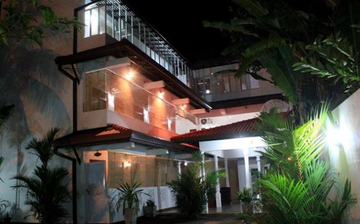 Tharusha Holiday Inn