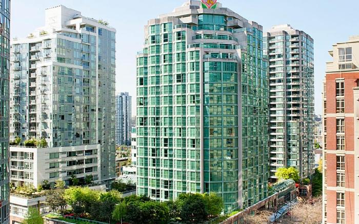 Rosedale on Robson Suite Hotel