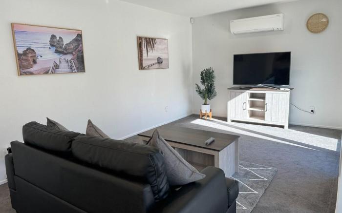 Airport Retreat: 4BR 8 Guests