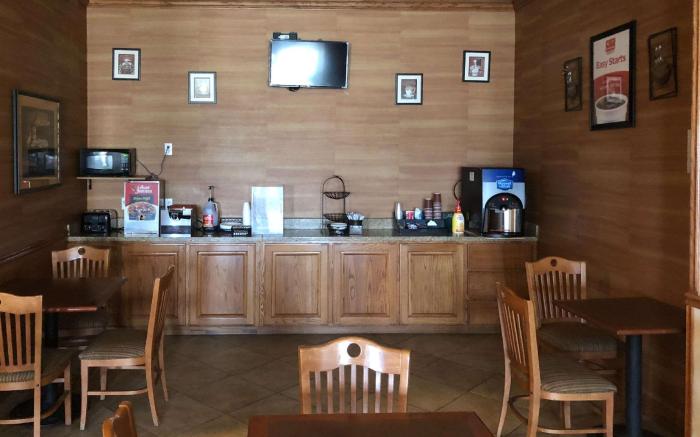 Econo Lodge Inn & Suites Bridgeport