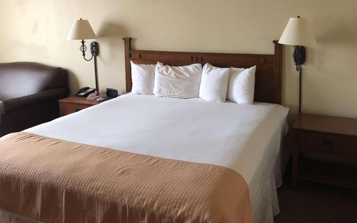 Econo Lodge Inn & Suites Bridgeport