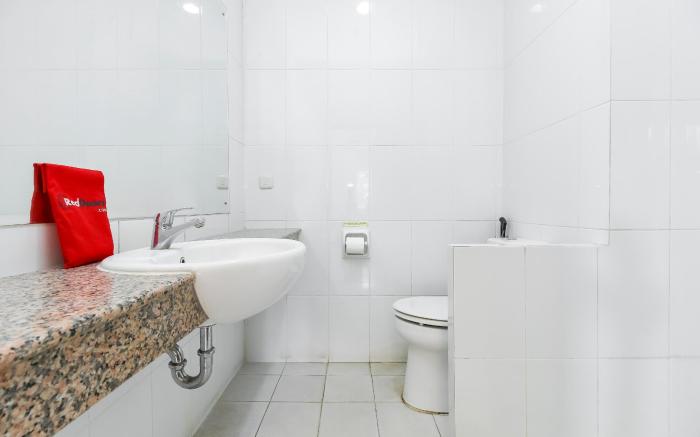 RedDoorz Near Trans Studio Mall 3