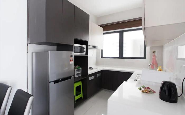 High-Floor 2BR Suite, Water Views, Free Parking