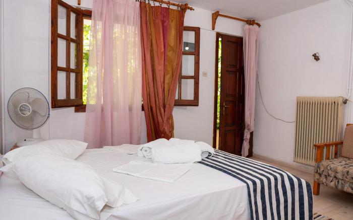 Paradeisos Flatlet with Garden View