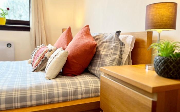Modern 2 bed Flat with Free Parking in City Centre