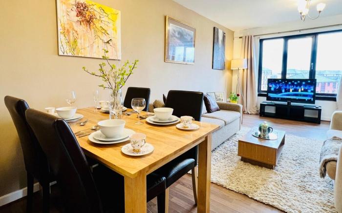 Modern 2 bed Flat with Free Parking in City Centre