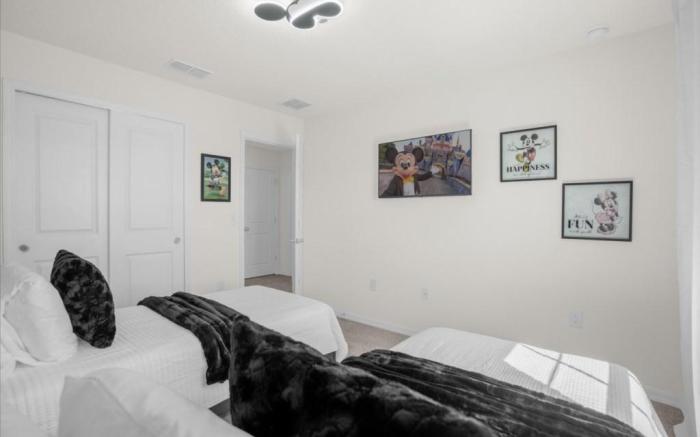 Bedrooms 4 Bathrooms Windsor Cay 1289 ER