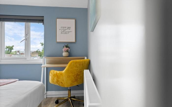The Blue Room Oasis - town centre close to station